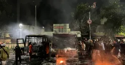 Warga berusaha memindahkan bus yang terbakar agar pemadam kebakaran bisa dapat akses di depan Gedung GEGANA, Jakarta Pusat, Sabtu, 30 Agustus 2025 dini hari. (Sumber: Poskota/Pandi Ramedhan)