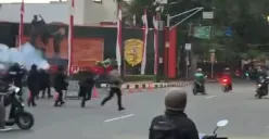 Aparat kepolisian berjaga dan menembakkan gas air mata saat massa melakukan aksi anarkis di depan Markas Brimob Kelapa Dua, Depok, Sabtu, 30 Agustus 2025. (Sumber: Istimewa)