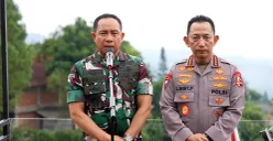 Kapolri Jenderal Listyo Sigit Prabowo dan Panglima TNI Jenderal Agus Subiyanto saat memberikan keterangan pers setelah dipanggil Presiden Prabowo Subianto di kawasan Kabupaten Bogor, Sabtu, 30 Agustus 2025. (Sumber: POSKOTA | Foto: Ali Mansur)