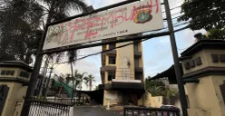 Kondisi terkini Polsek Matraman, Jakarta Timur, setelah menjadi amukan massa dengan cara dirusak hingga dibakar, Sabtu, 30 Agustus 2025. (Sumber: POSKOTA | Foto: Pandi Ramedhan)