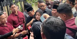 Ketua DPR RI, Puan Maharani saat diwawancara sejumlah wartawan usai melayat ke rumah duka driver ojol, Affan Kurniawan, Sabtu, 30 Agustus 2025. (Sumber: POSKOTA | Foto: Pandi Ramedhan)