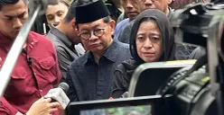 Ketua DPR RI, Puan Maharani dan Gubernur Jakarta, Pramono Anung, melayat ke rumah duka driver ojol Affan Kurniawan di kawasan Menteng, Jakarta Pusat, Sabtu, 30 Agustus 2025. (Sumber: POSKOTA | Foto: Pandi Ramedhan)