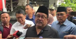 Wakil Gubernur Jakarta, Rano Karno, menyambangi rumah duka driver ojek online (ojol) Affan Kurniawan di kawasan Menteng, Jakarta Pusat, Sabtu, 30 Agustus 2025. (Sumber: Poskota/Pandi Ramedhan)