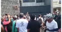 Rumah politikus Partai NasDem, Ahmad Sahroni, yang berada di kawasan Tanjung Priok, Jakarta Utara, digeruduk massa. (Sumber: X/@rob_in9911)