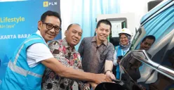 GM PLN UID Jakarta Raya, Moch. Andy Adchaminoerdin melakukan simulasi pengisian daya kendaraan listrik sebagai simbol kolaborasi menuju masa depan energi bersih. (Sumber: Dok. PLN UID Jakarta Raya)