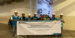 Tim PLN Bandengan dan Perwakilan Manajemen PT Prasada Japa Pamudja foto bersama sebagai bentuk kolaborasi berkelanjutan (Sumber: Dok. PLN UID Jakarta Raya)