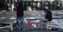 Demonstran berdiri di depan aparat Kepolisian saat aksi demo 29 Agustus 2025 di Jakarta. (Sumber: Poskota/Bilal Nugraha)