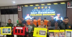 Jajaran Polres Bogor menunjukkan barang bukti yang disita dari para tersangka penyerangan Mako Satlat Brimob di Cikeas, Bogor. (Sumber: POSKOTA | Foto: Giffar Rivana)