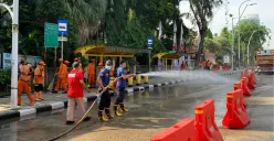 Sejumlah petugas PPSU hingga Damkar berjibaku ruas jalan dari sisa-sisa aksi unjuk rasa. (Sumber: Dok. Pemprov Jakarta)