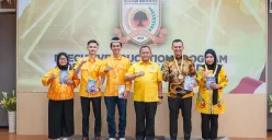 Anggota DPRD Kabupaten Pandeglang, Miftahul Farid Sukur (peci hitam) saat menerima penghargaan peserta terbaik dalam Golkar Institute di Jakarta Pusat. (Sumber: Dok. Miftahul Farid Sukur)