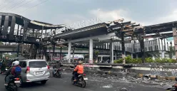 Kondisi Halte Senen Toyota Rangga, Jakarta Pusat, pada Minggu, 31 Agustus 2025, yang dirusak dan dibakar massa. (Sumber: POSKOTA | Foto: M Tegar Jihad)