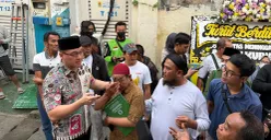 Anggota DPRD DKI Jakarta, Hardiyanto Kenneth, saat melayat ke rumah Affan Kurniawan dan memberikan santunan kepada keluarga korban. (Sumber: Dok Istimewa)