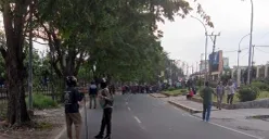 Suasana kericuhan pecah di depan Mako Polres Metro Bekasi Kota, Minggu sore, 31 Agustus 2025, usai sekelompok orang tak dikenal melakukan penyerangan. (Sumber: Istimewa)
