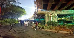 Situasi di sekitar Mapolres Metro Bekasi Kota dan kolong flyover Summarecon pada Minggu malam, 31 Agustus 2025. (Sumber: POSKOTA | Foto: Nurpini Aulia Rapika)
