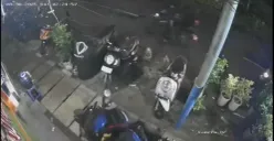 Tangkapan layar rekaman CCTV oknum Brimob di Jalan Kwini 1, Senen, Jakarta Pusat yang tengah viral di media sosial. (Sumber: X/@rektdrks)