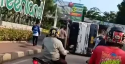 Tangkap layar truk tronton pembawa batu kerikil terbalik di Jalan Raya Parung, Kecamatan Kemang, Kabupaten Bogor.