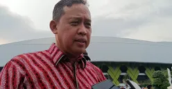 Wali Kota Bekasi, Tri Adhianto saat ditemui usai bertemu dengan sejumlah tokoh agama di Plaza Patriot Candrabhaga, Minggu, 31 Agustus 2025. (Sumber: POSKOTA | Foto: Nurpini Aulia Rapika)