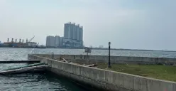 Suasana tanggul di Pantai Mutiara, Penjaringan, Jakarta Utara, Senin, 1 Desember 2025. (Sumber: Poskota/Pandi Ramedhan)