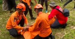 Petugas mengevakuasi jenazah ASN tewas saat mendaki Gunung Paniisan di Babakan Madang, Kabupaten Bogor. (Sumber: Dok. BPBD Kabupaten Bogor)