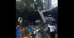 Atap baja ringan terbang saat hujan disertai angin kencang di Bojonggede Bogor. (Sumber: Istimewa)