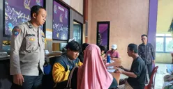 Penyaluran bansos BLT di Kantor Pos Mauk, Kabupaten Tangerang. (Sumber: Poskota/Veronica Prasetio)