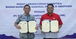 Kepala Pusat Laboratorium Narkotika BNN Supiyanto dan Kepala Cabang JNE Bogor Ade Kurniawan menunjukkan dokumen Perjanjian Kerja Sama yang baru ditandatangani di Bogor. (Sumber: Biro Humas dan Protokol BNN)