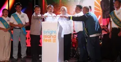 Malam puncak Bright Island Fest 2025 dibuka oleh Kepala Bidang Pemasaran dan Atraksi Disparekraf Jakarta, Lucky Wulandari (tengah) di Pulau Tidung. (Sumber: Dok. PLN UID Jakarta Raya)