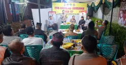 Wakapolres Metro Depok AKBP Akmal berdialog dengan warga dalam kegiatan Ngopi Kamtibmas di Pos Kamling RW 07, Pangkalan Jati, Cinere, Minggu, 30 November 2025. (Sumber: Istimewa)