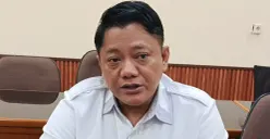 Dirut PDAM Tirta Patriot, Ali Imam Faryadi maaf tertidur saat rapat di ruang Pansus DPRD Kota Bekasi, Senin, 1 Desember 2025. (Sumber: Poskota/Nurpini Aulia Rapika)