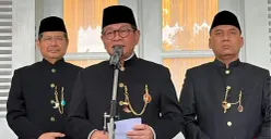 Gubernur Jakarta, Pramono Anung saat menyampaikan pernyataan kepada awak media di Balai Kota Jakarta, Gambir, Jakarta Pusat, Senin, 1 Desember 2025. (Sumber: Poskota/M. Tegar Jihad)