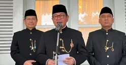 Gubernur Jakarta, Pramono Anung, saat menyampaikan pernyataan kepada awak media di Balai Kota DKI Jakarta, Senin, 1 Desember 2025. (Sumber: POSKOTA | Foto: M Tegar Jihad)