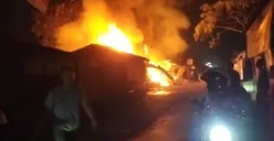 Korsleting listrik diduga menjadi penyebab 6 kios semi permanen di lKampung Maja, Desa Kibin, Kecamatan Kibin, Kabupaten Serang, ludes terbakar. (Sumber: Istimewa)