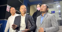 Inara Rusli didampingi penasihat hukum, Hamrin melaporkan Insanul Fahmi ke Polda Metro Jaya terkait dugaan penipuan, Senin, 1 Desember 2025. (Sumber: POSKOTA | Foto: Ali Mansur)