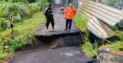 Petugas BPBD Bandung Barat bersama Kepala Desa Wangunsari, meninjau lokasi amblasnya jembatan di Desa Wangunsari, Kecamatan Lembang, pada Senin, 1 Desember 2025. (Sumber: POSKOTA | Foto: Gatot Poedji Utomo)