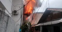 Momen saat api melahaprumah di Jalan Empang Bahagia Jelambar, Grogol Petamburan, Jakarta Barat, Senin, 1 Desember 2025. (Sumber: Dok Istimewa)