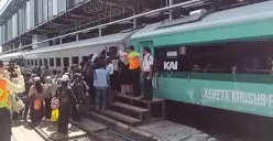 Sejumlah penumpang saat hendak naik kereta di Stasiun Rangkasbitung, Lebak. (Sumber: Dok. PT KAI)