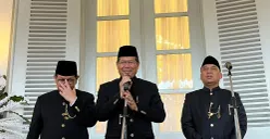 Mantan Sekda DKI Jakarta, Marullah Matali (tengah) saat menyampaikan pernyataan kepada awak media di Balai Kota DKI Jakarta, Senin, 1 Desember 2025. (Sumber: POSKOTA | Foto: M Tegar Jihad)