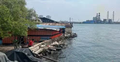Kondisi tanggul di Pantai Mutiara, Penjaringan, Jakarta Utara, Senin, 1 Desember 2025. (Sumber: Poskota/Pandi Ramedhan)