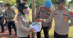 Satu petugas tengah mengumpulkan dana peduli bencana usai apel pagi di Mapolres Serang. (Sumber: Humas Polres Serang)