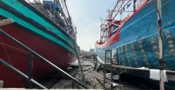 Kondisi tanggul di lokasi docking kapal kawasan Muara Angke, Penjaringan, Jakarta Utara, Senin, 1 Desember 2025. (Sumber: Poskota/Pandi Ramedhan)