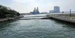Kondisi air laut di kawasan Pantai Mutiara, Penjaringan, Jakarta Utara, Senin, 1 Desember 2025. (Sumber: POSKOTA | Foto: Pandi Ramedhan)