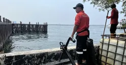 Kondisi air laut di kawasan Pantai Mutiara, Penjaringan, Jakarta Utara, Senin, 1 Desember 2025. (Sumber: POSKOTA | Foto: Pandi Ramedhan)