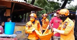 BPBD mengevakuasi korban tenggelam di Curug Dengdeng, Desa Lulut, Kecamatan Klapanunggal. (Sumber: BPBD)