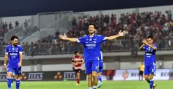 Selebrasi Thom Haye usai mencetak gol debut bersama Persib Bandung. (Sumber: persib.co.id)