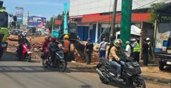 Penggalian proyek Underpass Bitung di Jalan Nasional Jalan Raya Serang, Desa Bitung, Kecamatan Cikupa, Kabupaten Tangerang, Senin, 1 Desember 2025. (Sumber: Poskota/Veronica Prasetio)