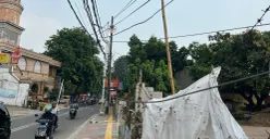 Juntaian kabel di trotoar Jalan Meruya Selatan, Kembangan, Jakarta Barat, Selasa, 2 Desember 2025. (Sumber: Poskota/Pandi Ramedhan)