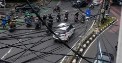 Kondisi kabel udara yang semerawut di perempatan lampu merah Jalan Dewi Sartika, Jakarta Timur, pada Selasa, 2 Desember 2025. (Sumber: POSKOTA | Foto: Dhiya Ahmad Fauzan/M2)