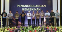 Bupati Bekasi, Ade Kuswara Kunang (ketiga dari kiri) meraih penghargaan dari Kemendagri yang diberikan Mendagri Tito Karnavian (kelima dari kanan). (Sumber: Dok. Istimewa)