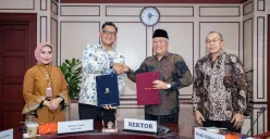 Direktur Utama bank bjb, Ayi Subarna, dan Rektor Universitas Terbuka, Prof. Dr. Ali Muktiyanto, S.E., M.Si menandatangani Nota Kesepahaman dan Perjanjian Kerjasama di Universitas Terbuka, Tangerang Selatan. (Sumber: Corporate Secretary Bank BJB)
