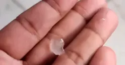 Tangkap layar warga menunjukkan es yang jatuh saat hujan deras melanda wilayah Gunung Putri, Kabupaten Bogor.